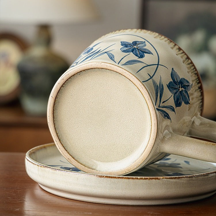 This is a vintage ceramic coffee cup and saucer set with retro floral patterns. The cup capacity is 385ml, and it comes with a saucer. This mid-century inspired ceramic coffee mug set features high-temperature decal floral patterns, kiln-change glaze effects, and elegant gold detailing.